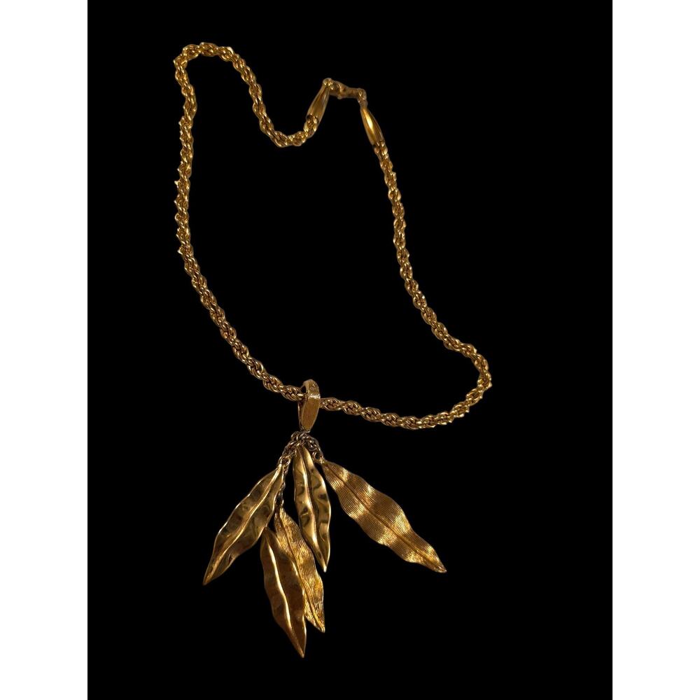 Vintage Monet 14-in gold tone necklace with dangling leaves